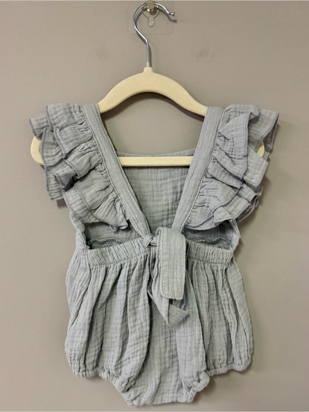 Light Ruffle-Sleeve Baby Romper - Picture 2 of 2